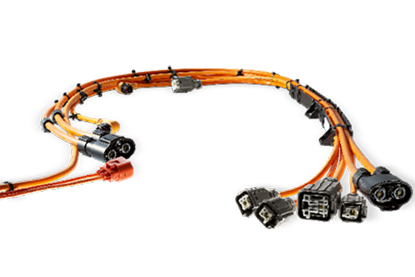 新能源高壓線(xiàn)束是指用于傳輸高壓電力和信號(hào)的電線(xiàn)束，通常用于電動(dòng)汽車(chē)、混合動(dòng)力汽車(chē)和其他新能源設(shè)備中。與傳統(tǒng)汽車(chē)相比，新能源車(chē)輛使用更高電壓的電力系統(tǒng)，因此需要使用高壓線(xiàn)束來(lái)傳輸電能。